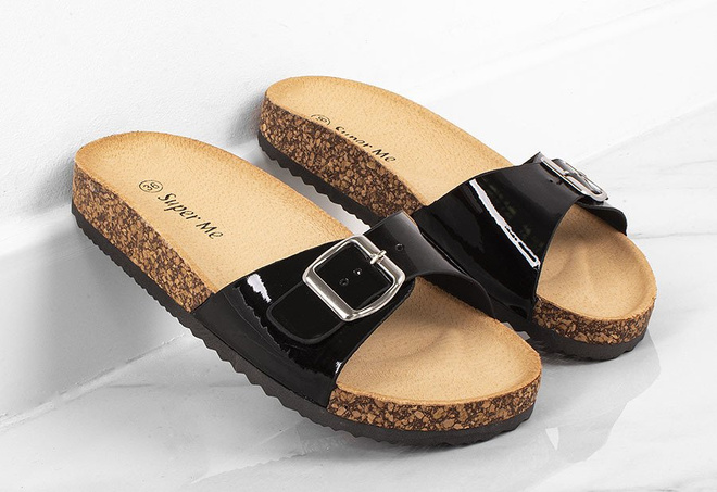 CZARNE LAKIEROWANE KLAPKI NA KORKU Z KLAMRĄ KLARISA 5