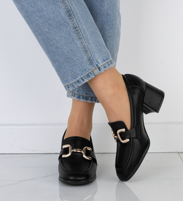 KLASYCZNE CZARNE DAMSKIE PÓŁBUTY NA SŁUPKU ERYN 6