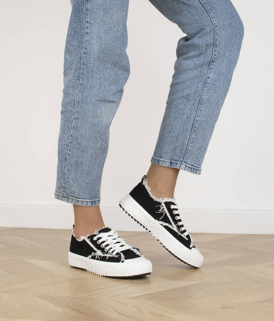 CZARNE TRAMPKI NA GRUBEJ PODESZWIE PETULA