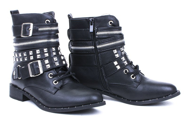 CZARNE  BOTKI  Z ĆWIEKAMI BRITANY