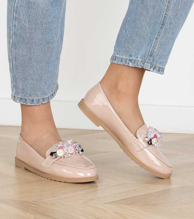 BEŻOWE MOKASYNY SKÓRZANE Z KRYSZTAŁKAMI SINDRA