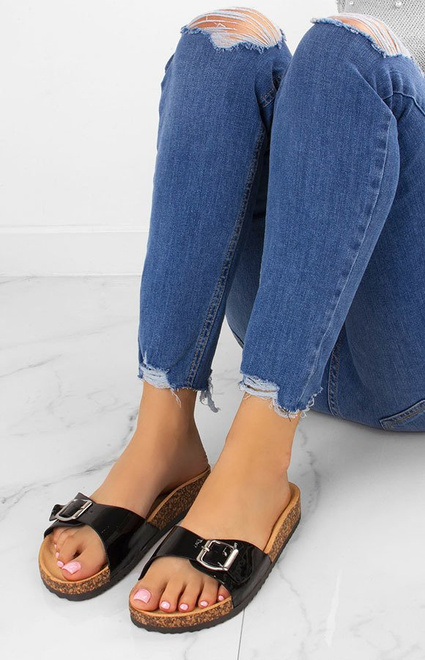 CZARNE LAKIEROWANE KLAPKI NA KORKU Z KLAMRĄ KLARISA 2