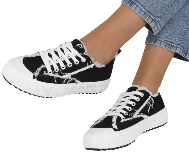 CZARNE TRAMPKI NA GRUBEJ PODESZWIE PETULA 2