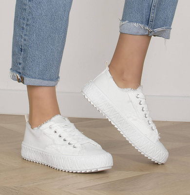 BIAŁE TRAMPKI NA GRUBEJ PODESZWIE PETULA