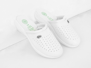 BIAŁE LEKKIE KLAPKI DAMSKIE MEDYCZNE