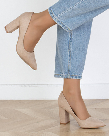 BEŻOWE ZAMSZOWE CZÓŁENKA NA SŁUPKU W SZPIC GLORIS