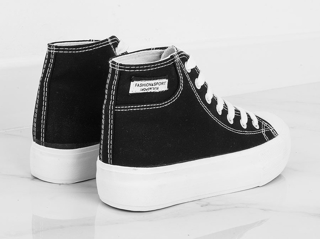 CZARNE TRAMPKI NA GRUBEJ PODESZWIE CONVER 4