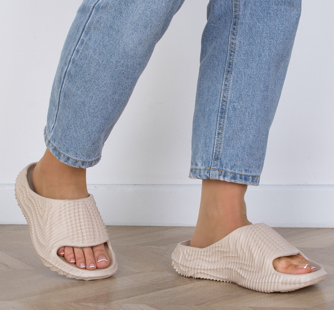 BEŻOWE DAMSKIE GUMOWE KLAPKI NA GRUBEJ PODESZWIE PERRI 5