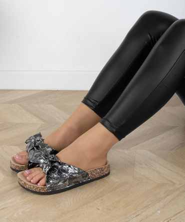 CZARNE DAMSKIE KLAPKI Z KOKARDĄ NA KORKU LYLA