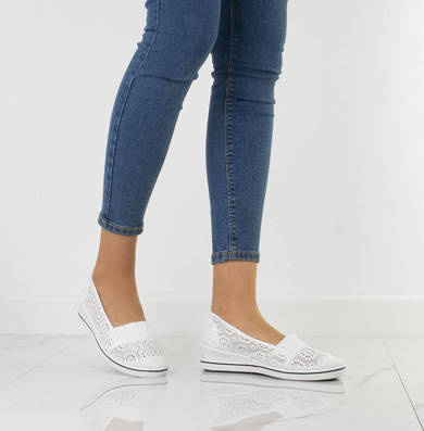 BIAŁE TENISÓWKI KORONKOWE NA KOTURNIE FYZA