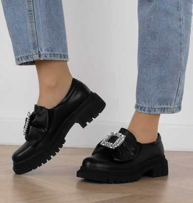 CZARNE MOKASYNY MATOWE PÓLBUTY WSUWANE Z KOKARDĄ