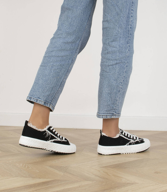 CZARNE TRAMPKI NA GRUBEJ PODESZWIE PETULA 5