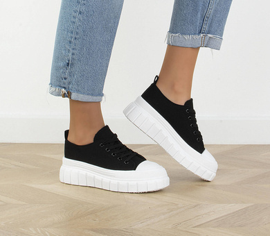 CZARNE TRAMPKI NA GRUBEJ PODESZWIE RUN