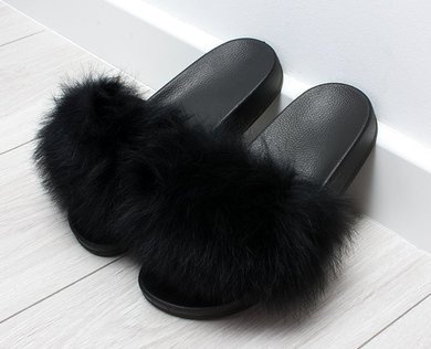 CZARNE GUMOWE KLAPKI Z NATURALNYM FUTERKIEM MISSI