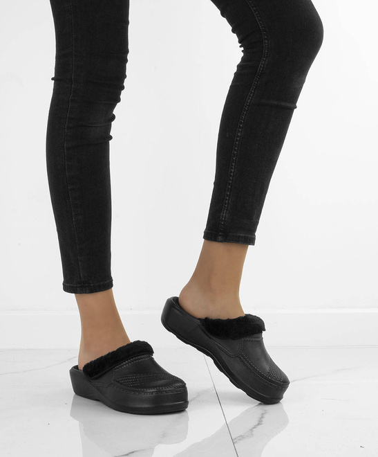 CZARNE OCIEPLANE KLAPKI CHODAKI KROKSY  5