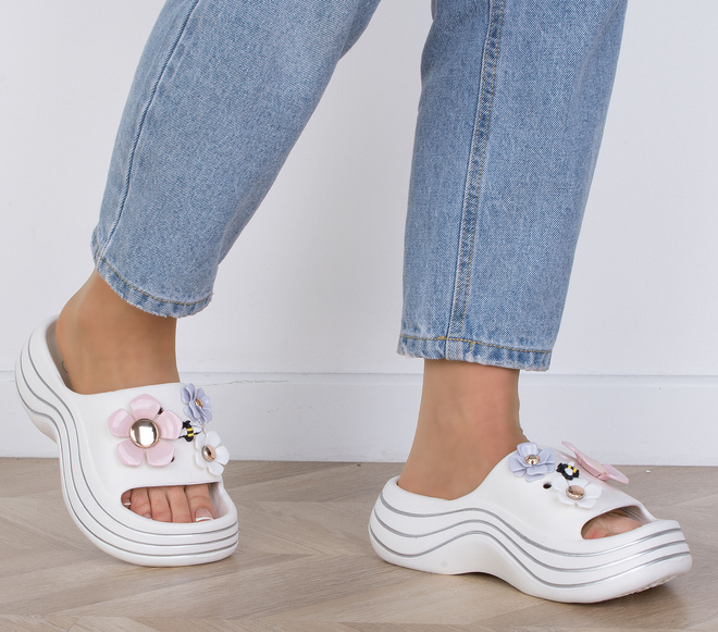 BIAŁE LEKKIE KLAPKI SANDAŁY Z OZDOBAMI MARIKA 5