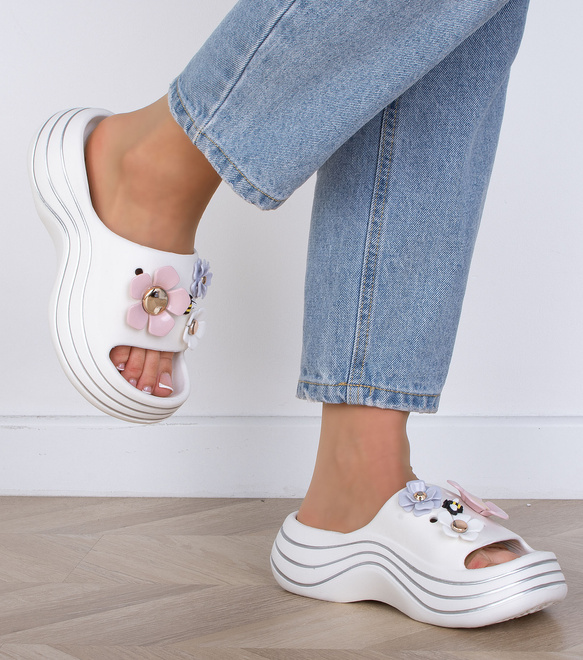BIAŁE LEKKIE KLAPKI SANDAŁY Z OZDOBAMI MARIKA