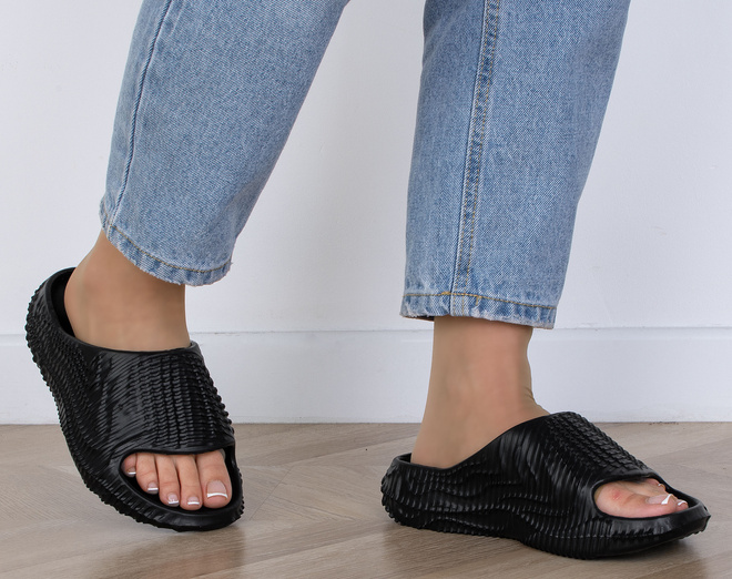 CZARNE DAMSKIE GUMOWE KLAPKI NA GRUBEJ PODESZWIE PERRI 5