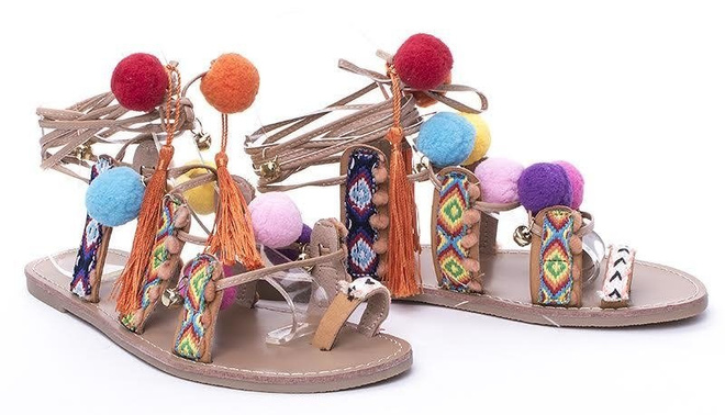 SZNUROWANE SANDAŁY JAPONKI Z POMPONAMI POMPONY