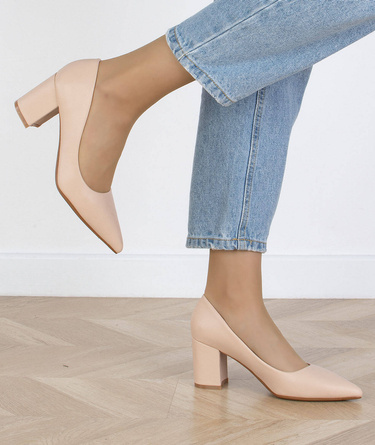 CZÓŁENKA SKÓRZANE BEŻOWE KLASYCZNE NA SŁUPKU W SZPIC LORET