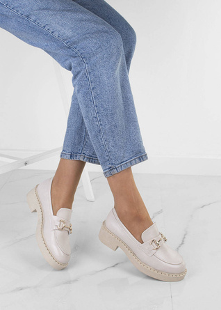 BEŻOWE MOKASYNY NA PLATFORMIE Z ŁAŃCUCHEM MIA