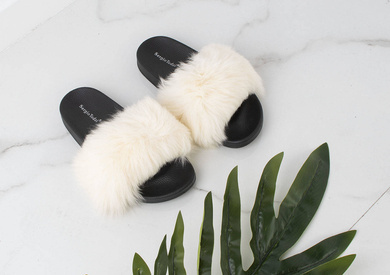 BEŻOWE GUMOWE KLAPKI Z NATURALNYM FUTERKIEM  MOLLINE