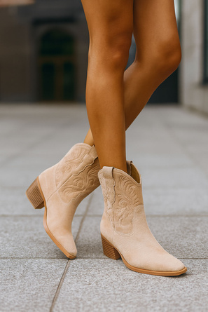 BEŻOWE ZAMSZOWE WYSOKIE KOWBOJKI BOTKI OBCAS ERANI