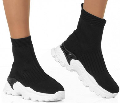 CZARNE BOTKI Z ELASTYCZNĄ CHOLEWKĄ TRAPER