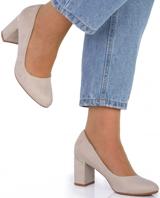 BEŻOWE KLASYCZNE CZÓŁENKA ZAMSZOWE NA SŁUPKU JUSTINE 2