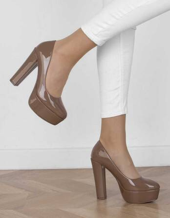 BEŻOWE CZÓŁENKA NA SŁUPKU PLATFORMA ZINDA