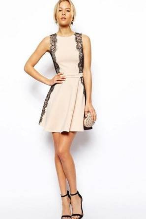 BEŻOWA ROZKLOSZOWANA SUKIENKA Z KORONKĄ