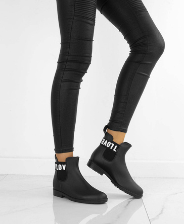 KRÓTKIE LAKIEROWANE KALOSZE Z GUMĄ