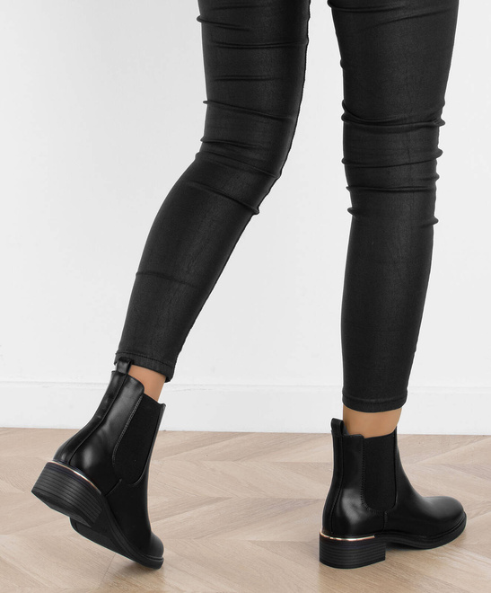 CZARNE BOTKI SKÓRZANE NA SŁUPKU NA PLATFORMIE BECKY 7