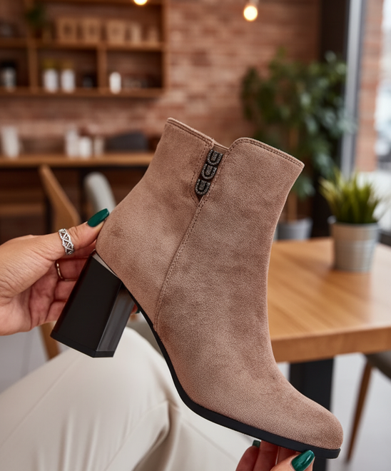 BEŻOWE DAMSKIE BOTKI ZAMSZOWE NA SŁUPKU ZAMEK BRIOGEN 5