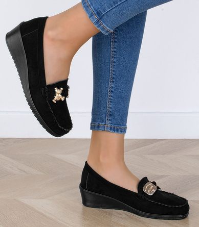 CZARNE MOKASYNY ZAMSZOWE DAMSKIE ZE ZŁOTYM ZDOBIENIEM ZOEY