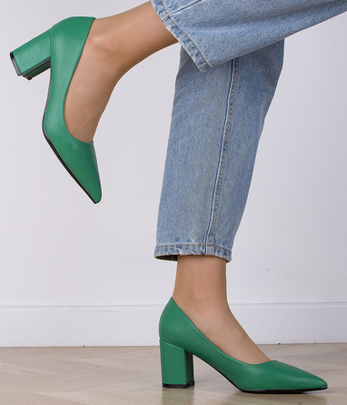 SKÓRZANE CZÓŁENKA ZIELONE KLASYCZNE NA SŁUPKU LEANY