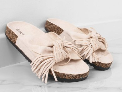 BEŻOWE ZAMSZOWE KLAPKI Z FRĘDZLAMI CELIA