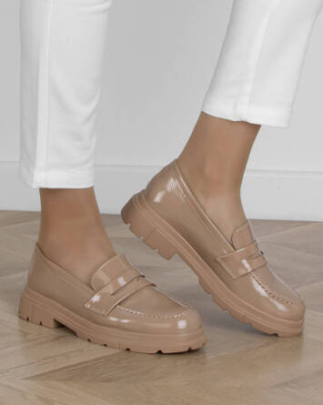 DAMSKIE BEŻOWE MOKASYNY WSUWANE LAKIEROWANE ELSIE