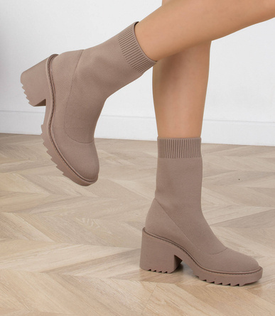 BEŻOWE BOTKI TRAPERY ELASTYCZNA CHOLEWKA WSUWANE HARIKA