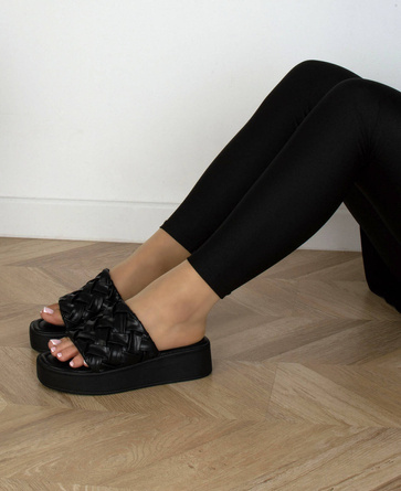 CZARNE WSUWANE KLAPKI SKÓRZANE GRUBA PODESZWA KENWAY