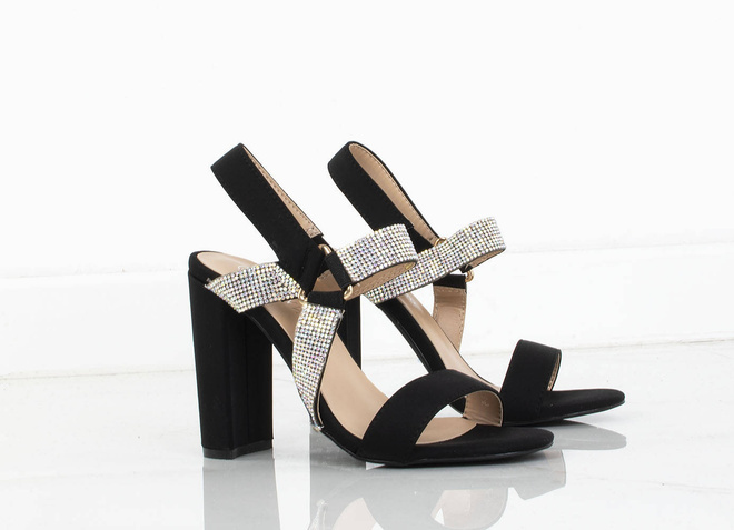 CZARNE SANDAŁY NA SŁUPKU Z CYRKONIAMI RIVA