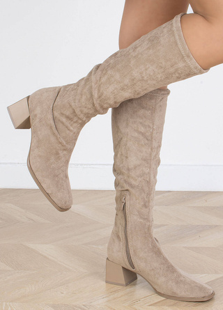 BEŻOWE ZAMSZOWE KOZAKI W SZPIC NA SŁUPKU BAKER