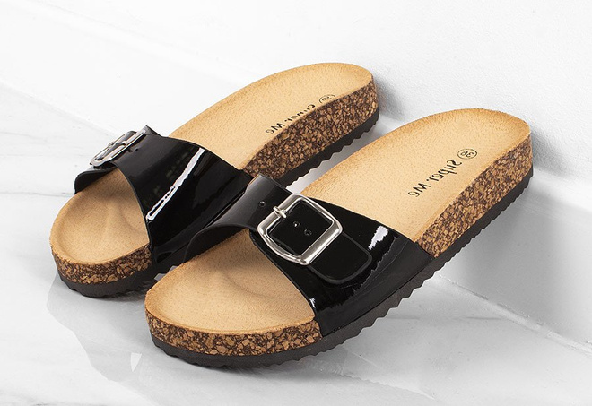 CZARNE LAKIEROWANE KLAPKI NA KORKU Z KLAMRĄ KLARISA 4