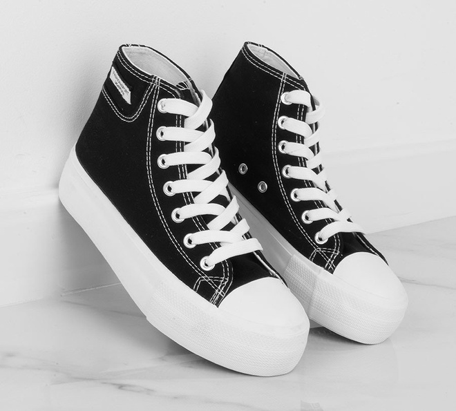 CZARNE TRAMPKI NA GRUBEJ PODESZWIE CONVER 3