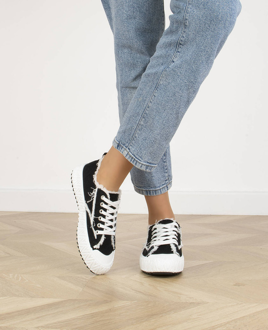 CZARNE TRAMPKI NA GRUBEJ PODESZWIE PETULA 6