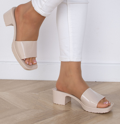 BEŻOWE DAMSKIE KLAPKI NA OBCASIE