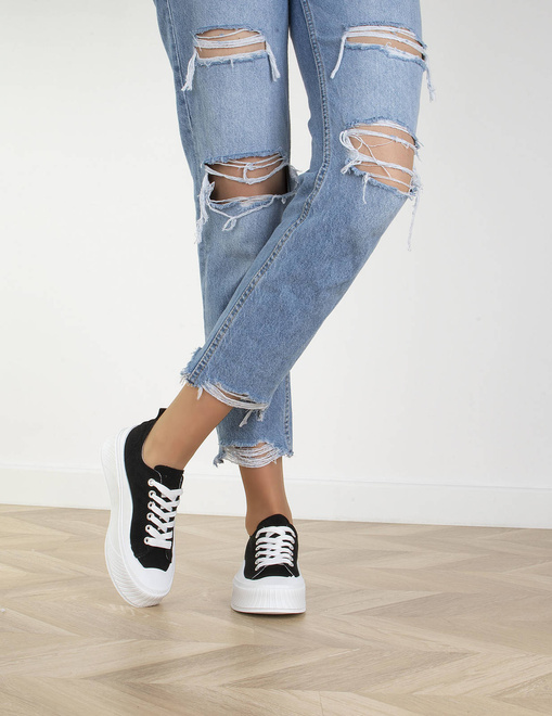 CZARNE TRAMPKI NA GRUBEJ PODESZWIE BIBI 8