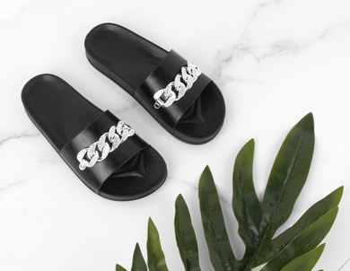 CZARNE ELEGANCKIE KLAPKI Z ŁAŃCUCHEM ALESSA