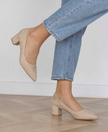 BEŻOWE CZÓŁENKA ZAMSZOWE NA SŁUPKU W SZPIC KLASYCZNE DIMI