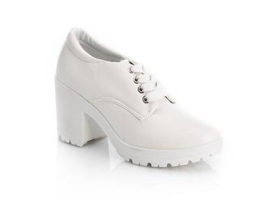 BIAŁE BOTKI NA GRUBEJ PODESZWIE 